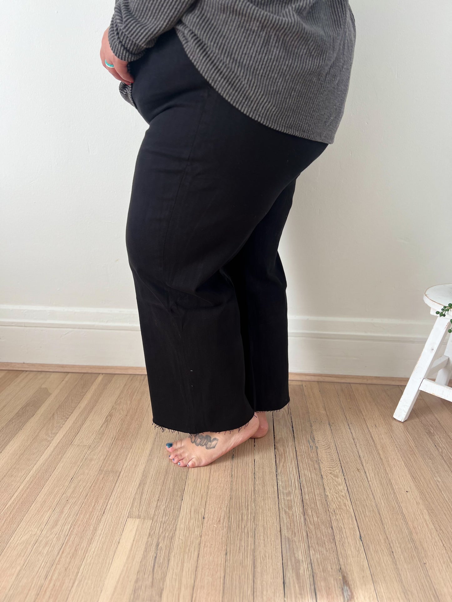 New! Vervet Olivia Wide Leg Non Distressed Crop Jeans - Black