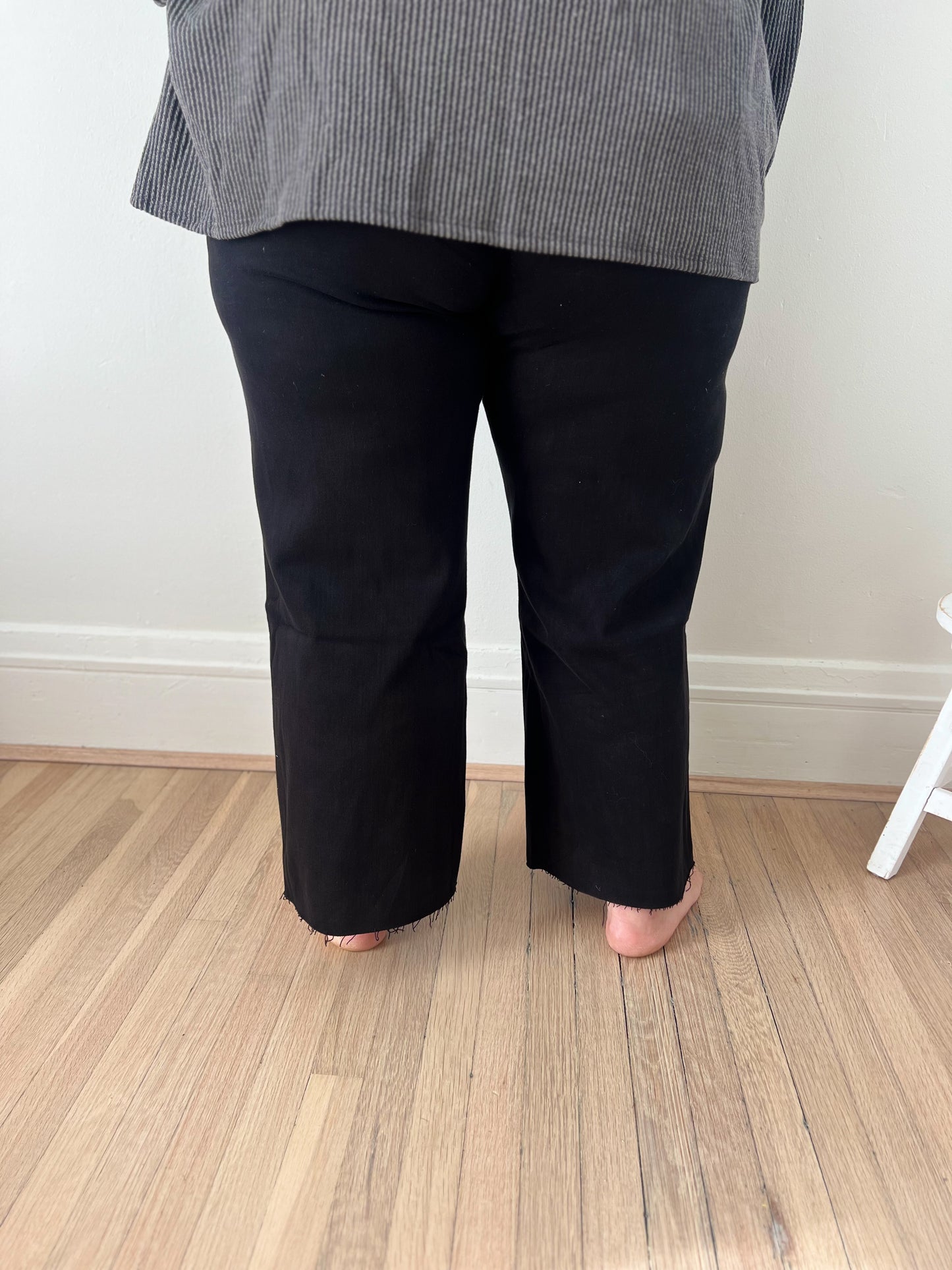 New! Vervet Olivia Wide Leg Non Distressed Crop Jeans - Black
