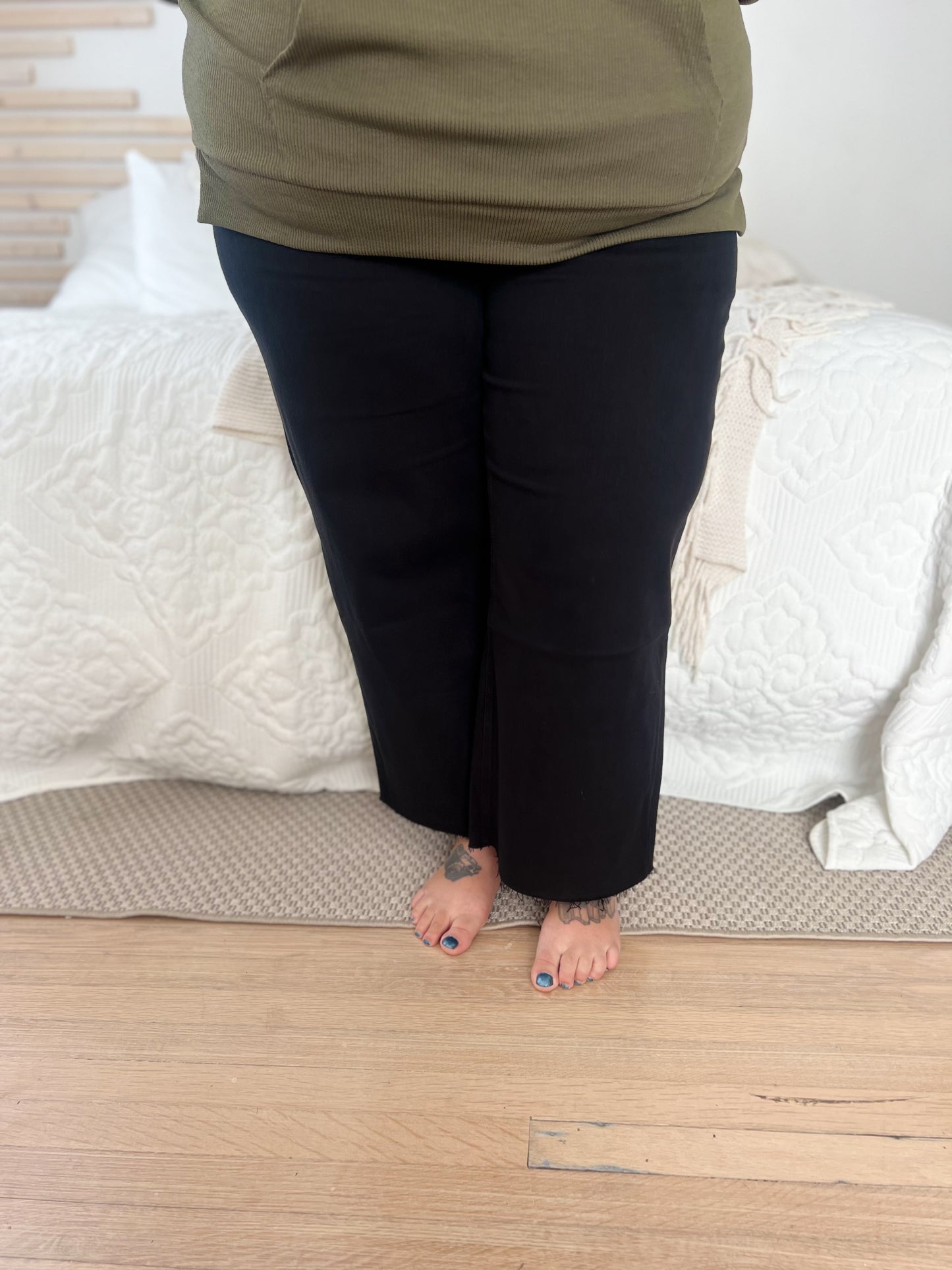 New! Vervet Olivia Wide Leg Non Distressed Crop Jeans - Black